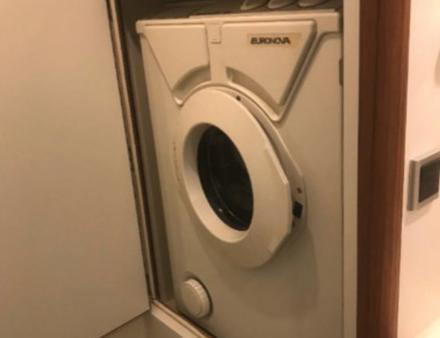 Moins volumineuse que la mère Denis et pour 50 kg, l'Euronova 1000 trouve sa place dans le cabinet de toilette avant du XC42 Nautisme Article