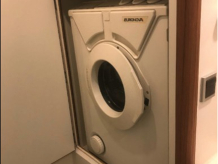 Moins volumineuse que la mère Denis et pour 50 kg, l'Euronova 1000 trouve sa place dans le cabinet de toilette avant du XC42 Nautisme Article