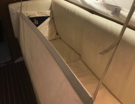 Une confortable couchette de quart : la banquette du carré Nautisme Article