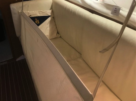Une confortable couchette de quart : la banquette du carré Nautisme Article