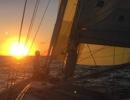 Affalage du spi avant le coucher du soleil : les quarts de nuit vont commencer Nautisme Article