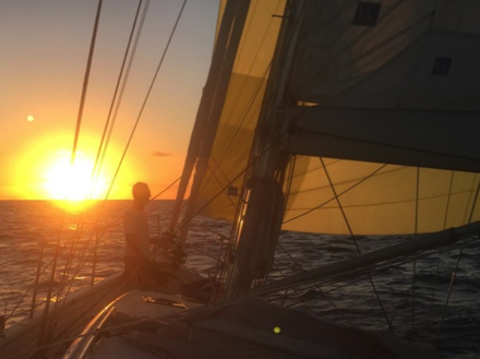 Affalage du spi avant le coucher du soleil : les quarts de nuit vont commencer Nautisme Article