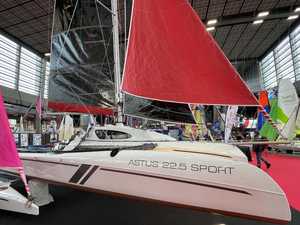 Astus 22.5 : un trimaran repliable entre dayboat et randonneur au Nautic de Paris
