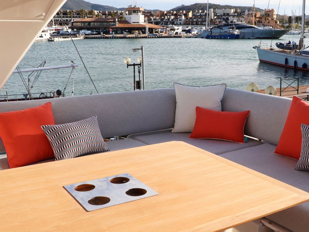 Des coussins décoratifs outdoor sur mesure, aux finitions premium, pour personnaliser chaque espace. Nautisme Article