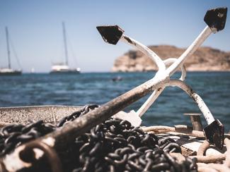 Sur un bateau comme on cause : l'ancre ne se...