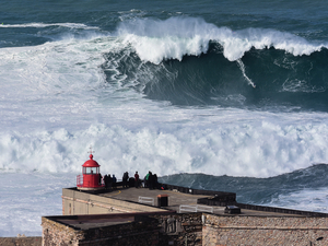 Surf : le Brésilien Lucas Chianca domine le Challenge de Nazaré et Justine Dupont domine !