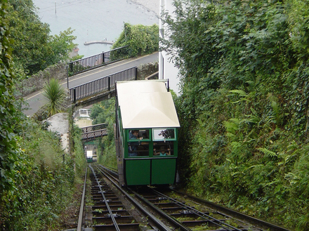 Un funiculaire hisse les visiteurs sur le flanc de la gorge jusqu'au village voisin de Lynton. 