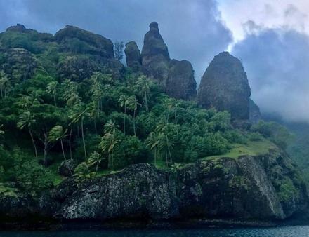 La Baie des Vierges à Fatu Hiva aux Marquises est un redoutable test de mouillage. Les rafales dégringolent de ces somptueux à-pics. Nautisme Article