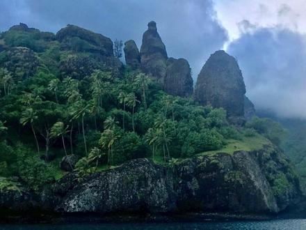 La Baie des Vierges à Fatu Hiva aux Marquises est un redoutable test de mouillage. Les rafales dégringolent de ces somptueux à-pics. Nautisme Article