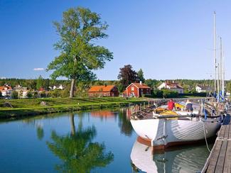 Sur les eaux claires du canal Göta : la Suède...