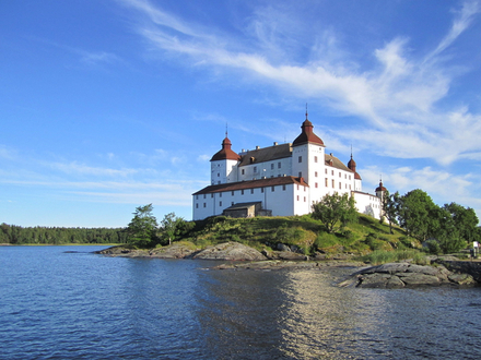 Au nord de Lidk&ouml;ping, sur l'&icirc;le de K&aring;llands&ouml;, se dresse L&auml;ck&ouml; Slott, un ch&acirc;teau datant de 1298.