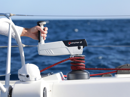 Ici, Ewincher 2 : manivelle électrique de winch qui fonctionne sur tous les winches et tous les voiliers. Ici, Ewincher 2 : manivelle électrique de winch qui fonctionne sur tous les winches et tous les voiliers.