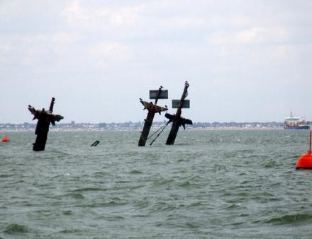 Les trois mâts du SS Richard Montgomery, le Liberty ship américain qui s'est échoué en 1944 sont encore visibles. Nautisme Article