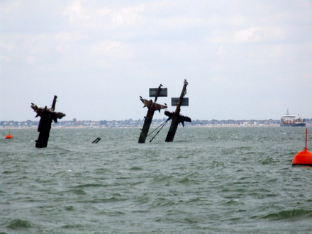Les trois mâts du SS Richard Montgomery, le Liberty ship américain qui s'est échoué en 1944 sont encore visibles. 