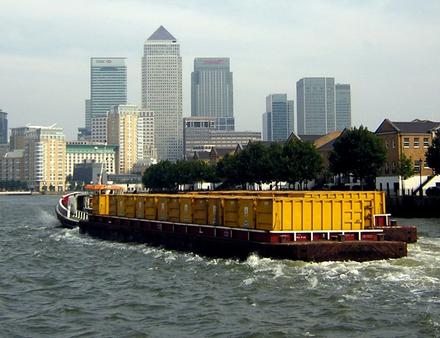 Les porte-conteneurs et autres grands navires empruntent les chenaux en eau profonde, en particulier Black Deep et Princes Channel, pour se rendre à Thamesport. Nautisme Article