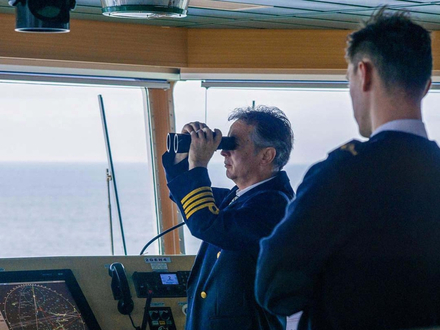 Les officiers des cargos sont souvent prêts à vous montrer comment les choses fonctionnent pour maintenir le navire à flot et assurer sa sécurité. Les officiers des cargos sont souvent prêts à vous montrer comment les choses fonctionnent pour maintenir le navire à flot et assurer sa sécurité.