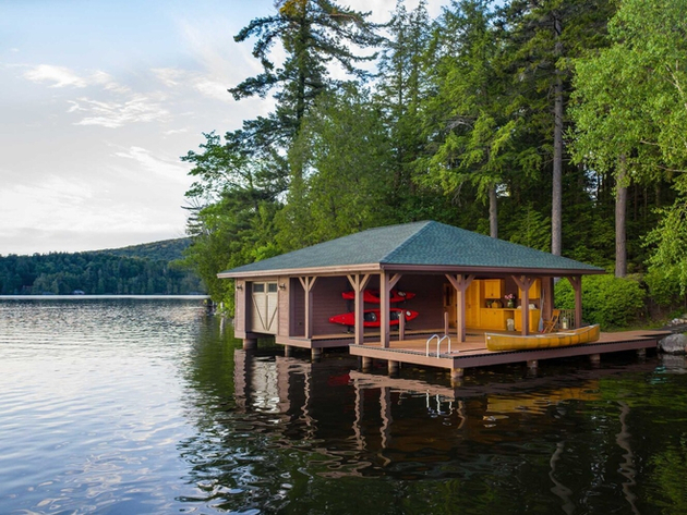 Les mouillages les plus populaires sont ceux de Crowder Road et de Rhoden Cove. C'est à cette extrémité du lac que se trouvent la plupart des lotissements du lac Jackson. Nautisme Article