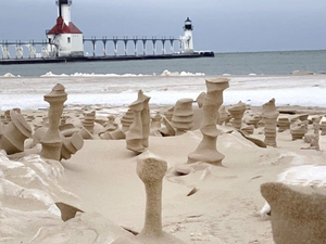 D'étranges sculptures de sable observées sur une rive du lac Michigan