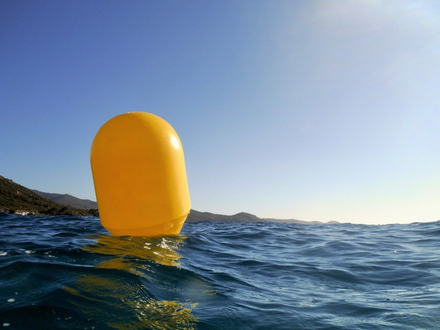 Se concentrer sur de petits objectifs vous aidera à vous détendre : engagez-vous à nager jusqu'à une certaine bouée avant de faire demi-tour. Nautisme Article