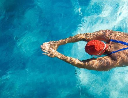 La natation en eau libre est plus exigeante physiquement que la natation en piscine. Nautisme Article
