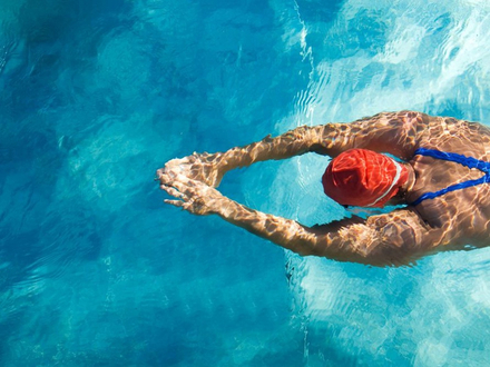 La natation en eau libre est plus exigeante physiquement que la natation en piscine. Nautisme Article