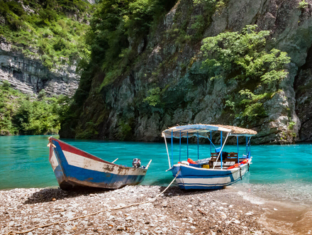 En Albanie, les voyageurs sont admis sur simple présentation d'une attestation de vaccination.