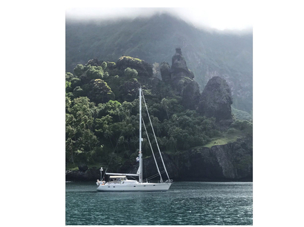 Madrigal et ses 100m de chaîne avec amortisseurs extérieurs a tenu sous les revolins de la Baie des Vierges Temps très instable dont témoigne le plafond nuageux a quelques hauteurs de mât... Coups de mou assurés Madrigal et ses 100m de chaîne avec amortisseurs extérieurs a tenu sous les revolins de la Baie des Vierges Temps très instable dont témoigne le plafond nuageux a quelques hauteurs de mât... Coups de mou assurés