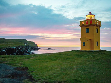 De couleur jaune vif et proche du bord de la falaise, le phare de Grímsey est immanquable.  De couleur jaune vif et proche du bord de la falaise, le phare de Grímsey est immanquable.