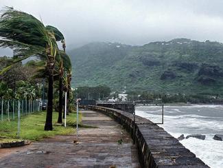Cyclone BATSIRAI : la Réunion en alerte...