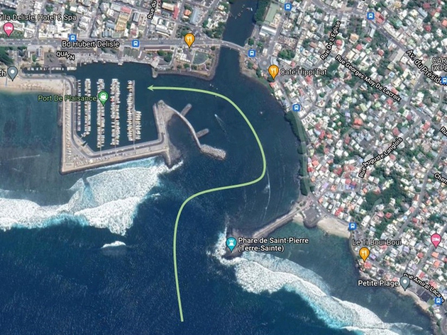 Entrée du port de St Pierre - La Réunion Nautisme Article