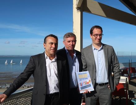 De gauche à droite : Yves Foulon, Maire d'Arcachon, Président du port d'Arcachon / Emmanuel Martin : propriétaire du chantier naval Dubourdieu / Germain Stoldick : Directeur du salon et du port Nautisme Article
