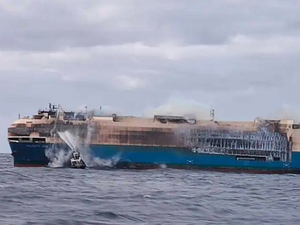 Le cargo de voitures de luxe, qui avait pris feu aux Açores, a fait naufrage