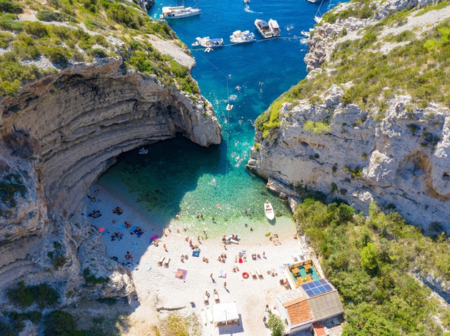 Plage de Stiniva Nautisme Article