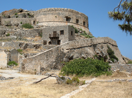 Les restes du village sous la forteresse
