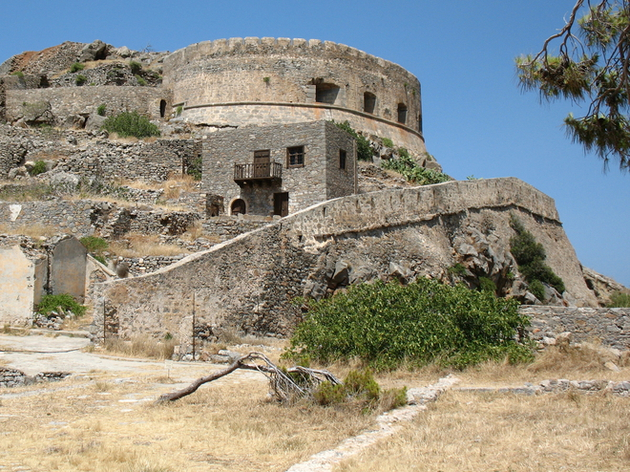 Les restes du village sous la forteresse Nautisme Article