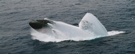 Le sous-marin nucléaire d'attaque de classe Los Angeles USS Colombus effectuant une remontée en surface d'urgence Le sous-marin nucléaire d'attaque de classe Los Angeles USS Colombus effectuant une remontée en surface d'urgence