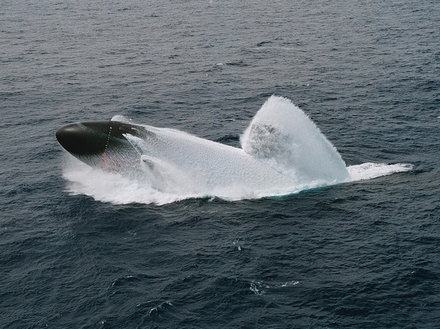 Le sous-marin nucléaire d'attaque de classe Los Angeles USS Colombus effectuant une remontée en surface d'urgence Le sous-marin nucléaire d'attaque de classe Los Angeles USS Colombus effectuant une remontée en surface d'urgence