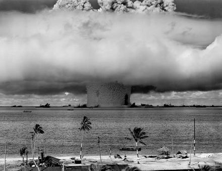 Essai nucléaire américain du 25 juillet 1946 sur l'atoll de Bikini. Le même mois est présenté à Paris un maillot de bain qui fera également l'effet d'une bombe Nautisme Article