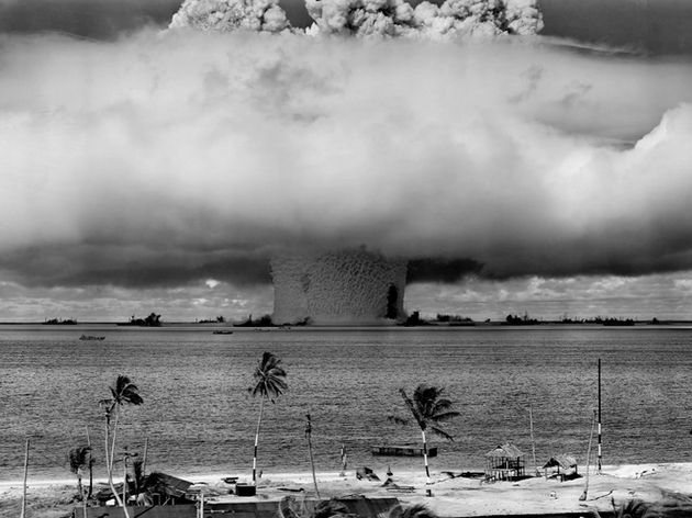 Essai nucléaire américain du 25 juillet 1946 sur l'atoll de Bikini. Le même mois est présenté à Paris un maillot de bain qui fera également l'effet d'une bombe Nautisme Article