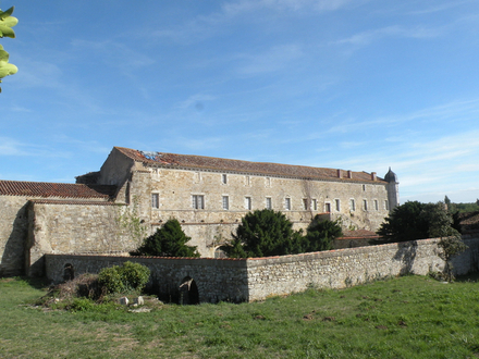En saison, il est possible de visiter l'ancienne abbaye royale Notre-Dame de Lieu-Dieu 