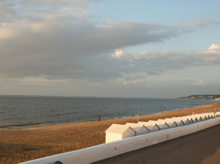 La digue-promenade, la plage et les cabines 