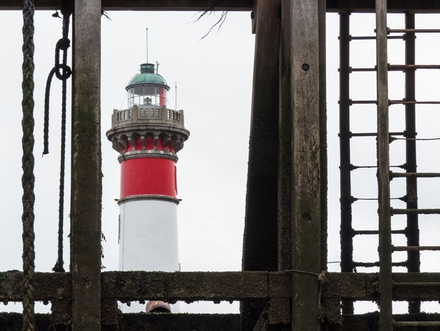 Le phare de Ouistreham est surmonté d'un bandeau rouge et d'une élégante couronne en granit 