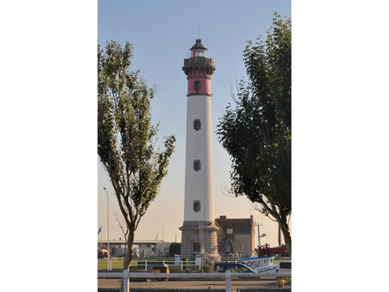 Du haut de ses 38 mètres, le phare de Ouistreham domine l'estuaire de l'Orne Du haut de ses 38 mètres, le phare de Ouistreham domine l'estuaire de l'Orne