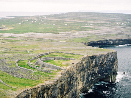 Le fort de Dun Aonghasa s'intègre parfaitement dans un paysage grandiose 
