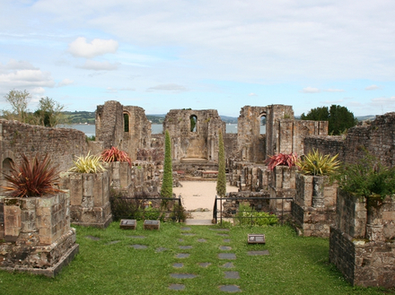 Les ruines de la première abbaye surplombent l'estuaire de l'Aulne  Les ruines de la première abbaye surplombent l'estuaire de l'Aulne