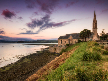 Dans le bourg, l'église paroissiale Notre-Dame et son cimetière marin résistent aux assauts de la mer 