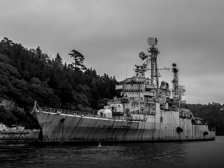Le croiseur Colbert va rouiller de longues années à Landévennec en attendant d'être démantelé 