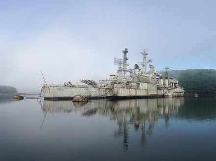 La brume donne aux navires abandonnés des allures de vaisseaux fantômes 
