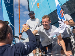Thomas Ruyant et son voilier LinkedOut débarquent à Dunkerque