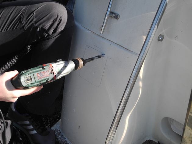 Tracer sur le tableau arrière l'emplacement du Girofix en vous assurant que vous avez bien accès à l'arrière pour la contre-plaque. Percer les 4 trous au diamètre de 12 mm Nautisme Article